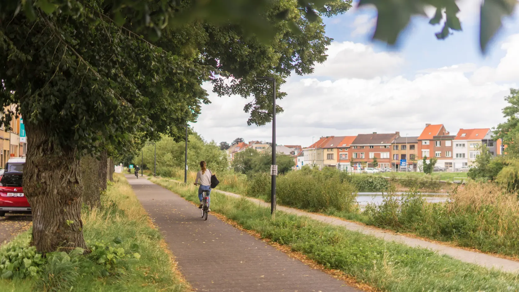 Fietspad langs het water in Lievegem